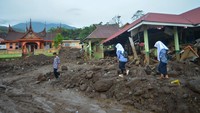 Warga melintas di depan sekolah yang hancur akibat banjir bandang di Jorong Galudua, Nagari Koto Tuo IV Koto, Agam, Sumatera Barat, Rabu (15/5/2024).