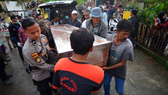 Warga melihat kondisi bangunan yang sudah hancur akibat banjir bandang di Jorong Pagu-pagu, Nagari Pandai Sikek, Tanah Datar, Sumatera Barat, Selasa (14/5/2024). Banjir bandang yang terjadi pada Sabtu (11/5) itu mengakibatkan enam orang meninggal dunia, dan dua orang hilang. ANTARA FOTO/Iggoy el Fitra/nym.