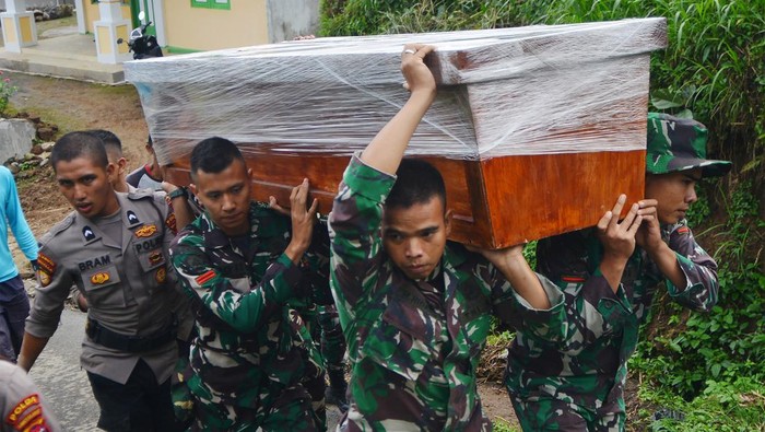 Warga melihat kondisi bangunan yang sudah hancur akibat banjir bandang di Jorong Pagu-pagu, Nagari Pandai Sikek, Tanah Datar, Sumatera Barat, Selasa (14/5/2024). Banjir bandang yang terjadi pada Sabtu (11/5) itu mengakibatkan enam orang meninggal dunia, dan dua orang hilang. ANTARA FOTO/Iggoy el Fitra/nym.