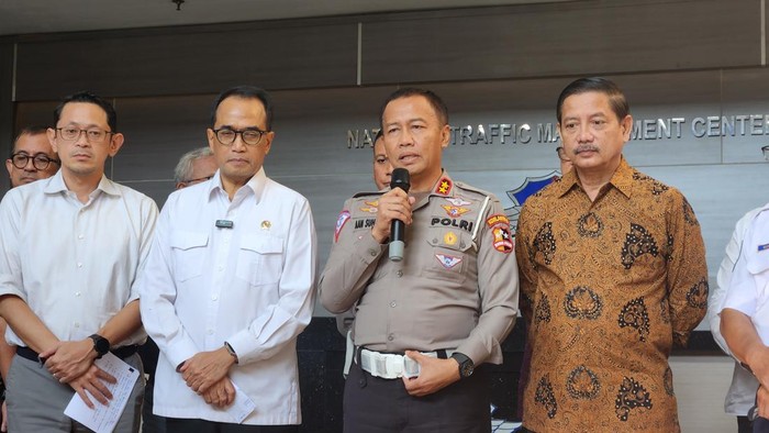Korlantas Polri Irjen Aan (dua dari kanan) saat jumpa pers