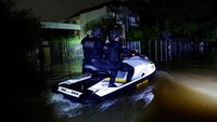 Hingga saat ini polisi melakukan patroli di area banjir yang sulit dijangkau.  