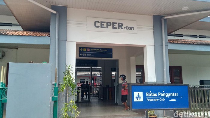 Suasana di Stasiun Ceper, Klaten. KRL Jogja-Palur sempat dilaporkan mogok pada Rabu (15/5/2024).