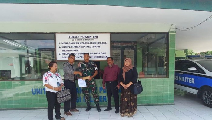 Kuasa Hukum Korban wanita berinisial HA (31) di Karimun mengantar surat audiensi ke Denpom ⅙ Batam Rabu (15/5). (Istimewa)