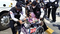 Sejumlah ikhtiar dilakukan, termasuk menempatkan jemaah lansia pada kursi prioritas (bisnis) saat dalam penerbangan, baik menuju ke Tanah Suci atau nanti ketika balik ke Tanah Air. Upaya lainnya adalah membuka kuota pendamping jemaah lansia.  