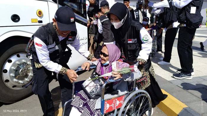 Penyelenggaraan ibadah haji 1445 H/2024 kembali mengusung tagline Haji Ramah Lansia. Sejumlah ikhtiar dilakukan agar para lansia nyaman melaksanakan ibadah haji.