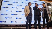 Direktur Astra Digital Mobil CK Yap, Presiden Direktur PT Astra Digital Mobil Naga Sujady, dan Direktur Tokobagus Indonesia Agung Iskandar meluncurkan campaign OLXmobbi di Jakarta, Rabu (15/5/2024). 