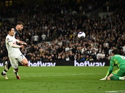 Tottenham sedianya sempat membuat fans Arsenal hampir bersorak, saat Son Heung-min punya peluang emas. Ia berhadapan satu lawan satu dengan kiper City, namun gagal memasukkan bolanya. Foto: REUTERS/Dylan Martinez