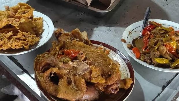 Lodeh tewel khas Warung Bu Martumi Blitar.