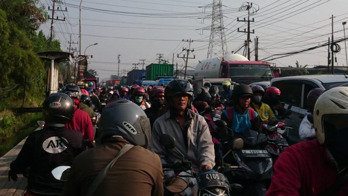 Macet horor di Jalan Manayr Gresik hingga 3 jam