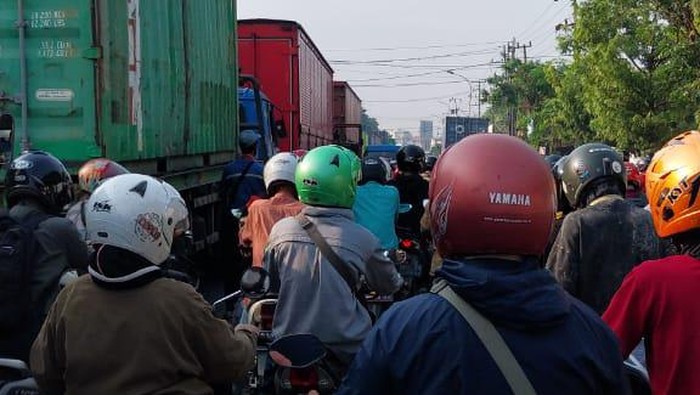 Macet horor di Jalan Manayr Gresik hingga 3 jam