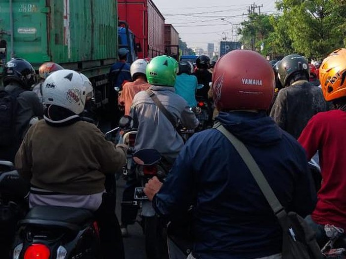 Macet horor di Jalan Manayr Gresik hingga 3 jam