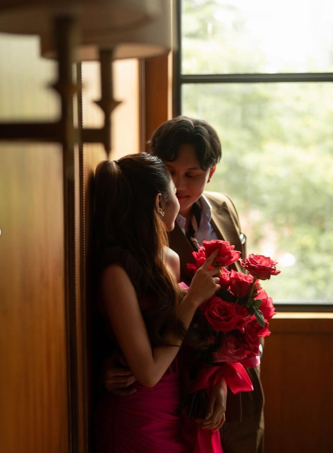 Sambil memegang buket bunga berwarna senada dengan corset dress yang dikenakannya, Mahalini tampil cantik menawan. Penampilan Mahalini dan Rizky Febian pun terkesan vintage dengan busana yang dikenakan keduanya. Foto: dok. Instagram/@axioo/@rizkyfbian