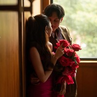 Sambil memegang buket bunga berwarna senada dengan corset dress yang dikenakannya, Mahalini tampil cantik menawan. Penampilan Mahalini dan Rizky Febian pun terkesan vintage dengan busana yang dikenakan keduanya. Foto: dok. Instagram/@axioo/@rizkyfbian