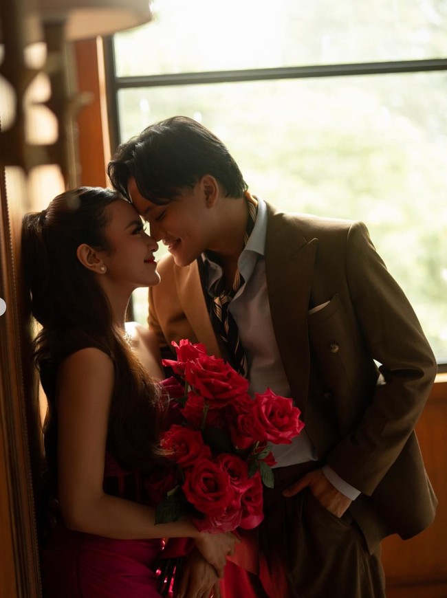 Melihat kemesraan keduanya tak jarang bikin netizen ikutan baper. Tak sedikit yang mendoakan agar rumah tangga Mahalini dan Rizky Febian selalu langgeng. Foto: dok. Instagram/@axioo/@rizkyfbian