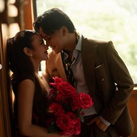 Melihat kemesraan keduanya tak jarang bikin netizen ikutan baper. Tak sedikit yang mendoakan agar rumah tangga Mahalini dan Rizky Febian selalu langgeng. Foto: dok. Instagram/@axioo/@rizkyfbian