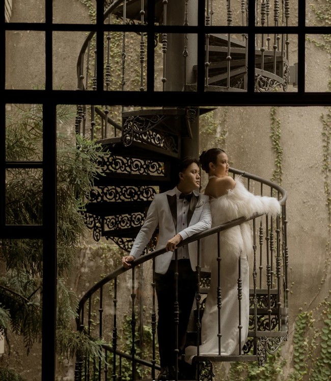 Dengan bantuan fotografer dari Axioo, hasil foto prewedding keduanya pun banjir pujian netizen. Auranya memang MAHAL INI, komentar salah seorang netizen. cantik dan ganteng, tambah netizen lain. Foto: dok. Instagram/@axioo/@rizkyfbian