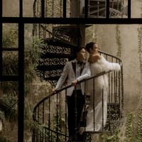 Dengan bantuan fotografer dari Axioo, hasil foto prewedding keduanya pun banjir pujian netizen. Auranya memang MAHAL INI, komentar salah seorang netizen. cantik dan ganteng, tambah netizen lain. Foto: dok. Instagram/@axioo/@rizkyfbian