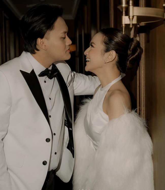 Pasangan yang resmi menikah pada 10 Mei 2024 itu tampil mesra. Seperti dalam foto, keduanya tampak saling bertatapan. Foto: dok. Instagram/@axioo/@rizkyfbian