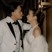 Pasangan yang resmi menikah pada 10 Mei 2024 itu tampil mesra. Seperti dalam foto, keduanya tampak saling bertatapan. Foto: dok. Instagram/@axioo/@rizkyfbian