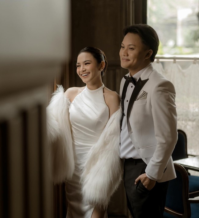 Foto-foto prewedding Mahalini dan Rizky Febian baru saja kembali dirilis. Setelah tampil dengan busana adat Bali di prewedding sebelumnya, kali ini Mahalini dan Rizky memilih tampil mengenakan gaun dan setelan jas. Foto: dok. Instagram/@axioo/@rizkyfbian