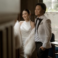 Foto-foto prewedding Mahalini dan Rizky Febian baru saja kembali dirilis. Setelah tampil dengan busana adat Bali di prewedding sebelumnya, kali ini Mahalini dan Rizky memilih tampil mengenakan gaun dan setelan jas. Foto: dok. Instagram/@axioo/@rizkyfbian