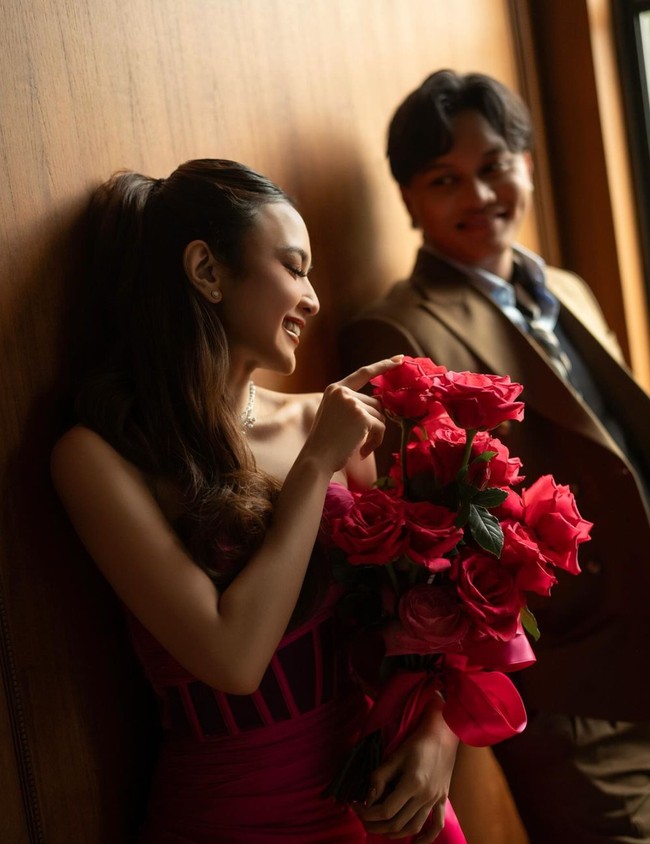 Di look berbeda Mahalini tampil dengan gaun berwarna fuschia. Dengan rambut panjang yang terikat, penampilannya tak kalah cantik dari look sebelumnya. Foto: dok. Instagram/@axioo/@rizkyfbian