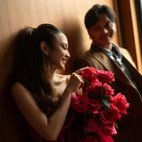 Di look berbeda Mahalini tampil dengan gaun berwarna fuschia. Dengan rambut panjang yang terikat, penampilannya tak kalah cantik dari look sebelumnya. Foto: dok. Instagram/@axioo/@rizkyfbian