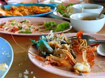 Kelaparan dan Tak Punya Uang, Orang Ini Rela Makan Makanan Sisa Orang Lain