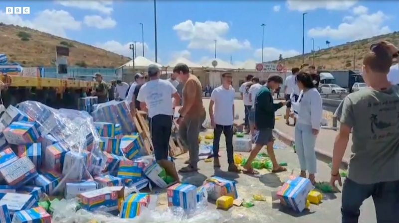 Massa Israel merusak bantuan untuk Gaza, terlihat ada kardus-kardus mie instan merek asal Indonesia yang ikut dirusak. (Sapir Sluzker Amran via BBC)