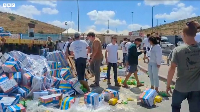 Massa Israel merusak bantuan untuk Gaza, terlihat ada kardus-kardus mie instan merek asal Indonesia yang ikut dirusak. (Sapir Sluzker Amran via BBC)