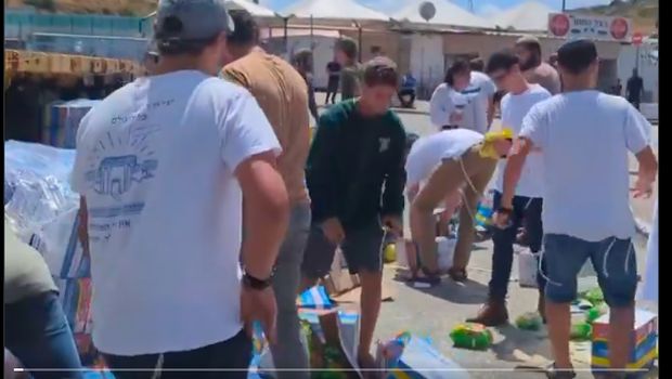 Massa Israel merusak bantuan untuk Gaza, terlihat ada kardus-kardus mie instan merek asal Indonesia yang ikut dirusak. (Sapir Sluzker Amran via BBC)