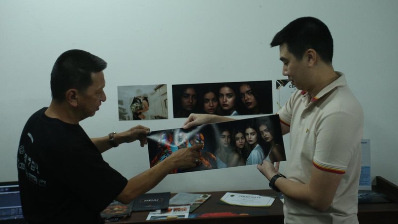 Petugas mencetak foto menggunakan printer Epson di Galeri Aneka Warna, Jakarta, Rabu (15/5/2024).