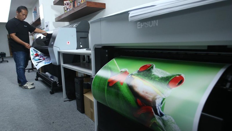 Petugas mencetak foto menggunakan printer Epson di Galeri Aneka Warna, Jakarta, Rabu (15/5/2024).