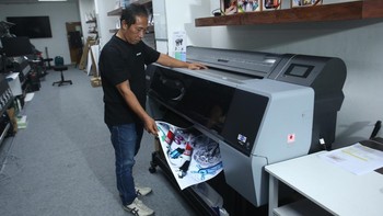 Petugas mencetak foto menggunakan printer Epson di Galeri Aneka Warna, Jakarta, Rabu (15/5/2024). 