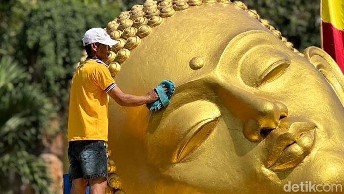 Melihat Patung Budha tidur di Mokerto dimandikan jelang peringatan Waisak