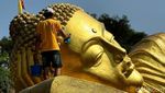 Melihat Tradisi Memandikan Patung Buddha Tidur di Mojokerto Jelang Waisak