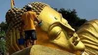 Prosesi memandikan patung Buddha tidur ini melibatkan 8 orang pegawai Maha Vihara Mojopahit.