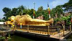 Melihat Tradisi Memandikan Patung Buddha Tidur di Mojokerto Jelang Waisak