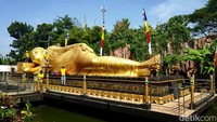 Patung yang dicat warna emas ini panjangnya mencapai 22 meter dengan lebar 6 meter dan tinggi 4,5 meter. Patung Buddha tidur raksasa ini berada di tengah kolam ikan di area selatan Maha Vihara Mojopahit.