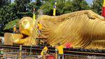 Melihat Tradisi Memandikan Patung Buddha Tidur di Mojokerto Jelang Waisak