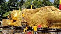 Mereka menyiram semua bagian patung Buddha tidur dengan air yang berisi bunga mawar, melati, kantil dan kenanga. Selanjutnya, kotoran pada permukaan patung dibersihkan menggunakan sikat.