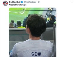 Begin nih penampakan fans Arsenal rela jadi fans Tottenham Hotspur. (Foto: Twitter @TrollFootball)