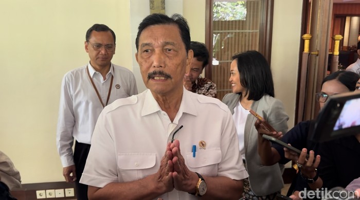 Menko Marves Luhut Binsar Pandjaitan seusai konferensi pers terkait kerja sama ekspedisi penelitian laut dalam OceanX dan Indonesia di Nusa Dua, Badung, Bali, Rabu (15/5/2024). (Foto: Aryo Mahendro/detikBali)