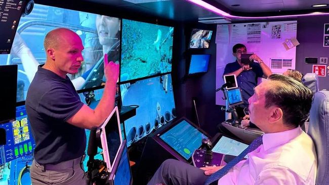 Menteri Koordinator Bidang Kemaritiman dan Investasi Luhut Binsar Pandjaitan langsung terpukau saat meninjau fasilitas di dalam Kapal OceanXplorer.