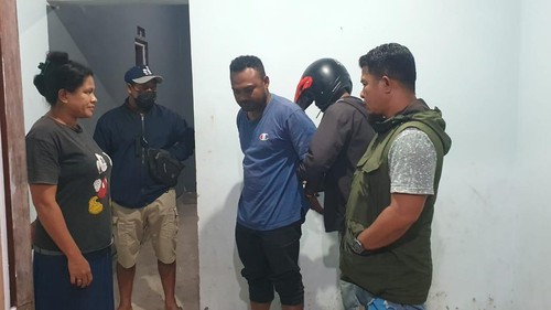 Metusalak Pilipus Kase ditangkap polisi di kediamannya di Kelurahan Manulai II, Kecamatan Alak, Kota Kupang, Nusa Tenggara Timur (NTT). (Foto: Dok. Polsek Maulafa)