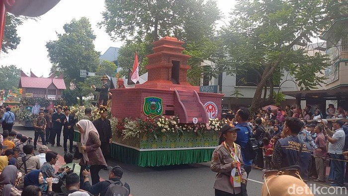 Miniatur Candi Sipamutung Padang Panjang dalam Pawai Dekranas di Solo, Rabu (15/5/2024).
