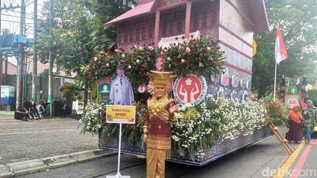 Mobil hias dari Dekranasda Solok saat mengikuti pawai HUT ke-44 Dekranas di Kota Solo, Rabu (15/5/2024).