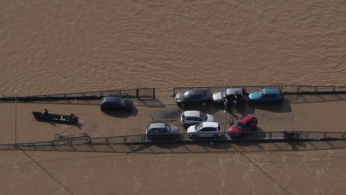 Mobil-mobil Jadi Saksi Bisu Parahnya Banjir di Brasil Vehicles are partially submerged on a street flooded by heavy rains in Sao Leopoldo, Rio Grande do Sul state, Brazil, Saturday, May 11, 2024. (AP Photo/Andre Penner)