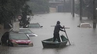Dua minggu setelah hujan deras, Sungai Guaiba yang mengalir di ibu kota negara bagian Porto Alegre kembali naik, setelah melewati titik tertinggi sepanjang masa. Di negara bagian Rio Grande do Sul, jalan-jalan di puluhan kota telah berubah menjadi sungai yang berarus lambat. AP/Andre Penner