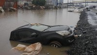 Banjir yang dahsyat dan terus berlanjut di Brasil selatan memaksa setengah juta warga mengungsi. Banjir juga merendam mobil warga yang tak sempat diselamatkan. AP/Andre Penner